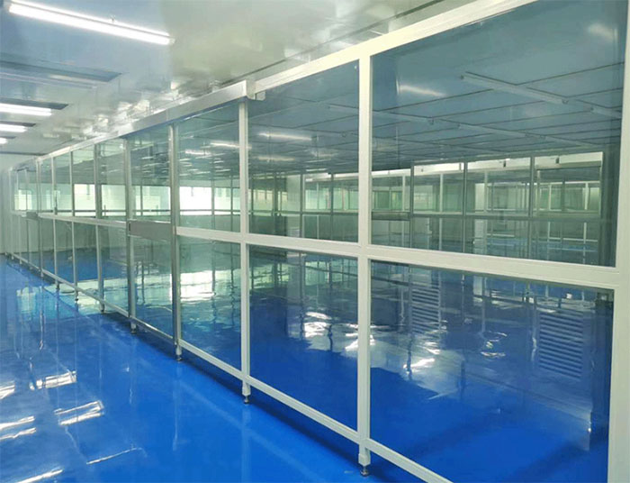 流水線潔凈棚又稱為生產(chǎn)線潔凈室或者組裝式潔凈棚，水線生產(chǎn)無(wú)塵棚，潔凈組裝流水線生產(chǎn)潔凈棚，凈化風(fēng)淋流水線
