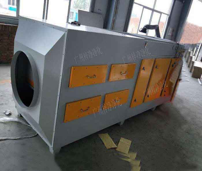 新風(fēng)柜被廣泛應(yīng)用于民用建筑的通風(fēng)系統(tǒng)中，同時(shí)還可應(yīng)用到房屋建筑的消防加壓送風(fēng)，凈化空調(diào)的增壓補(bǔ)風(fēng)等場合。