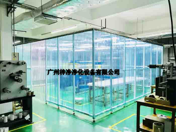 潔凈棚應(yīng)配備獨(dú)立的FFU風(fēng)機(jī)過濾單元送風(fēng)系統(tǒng)，以保證室內(nèi)空氣質(zhì)量。